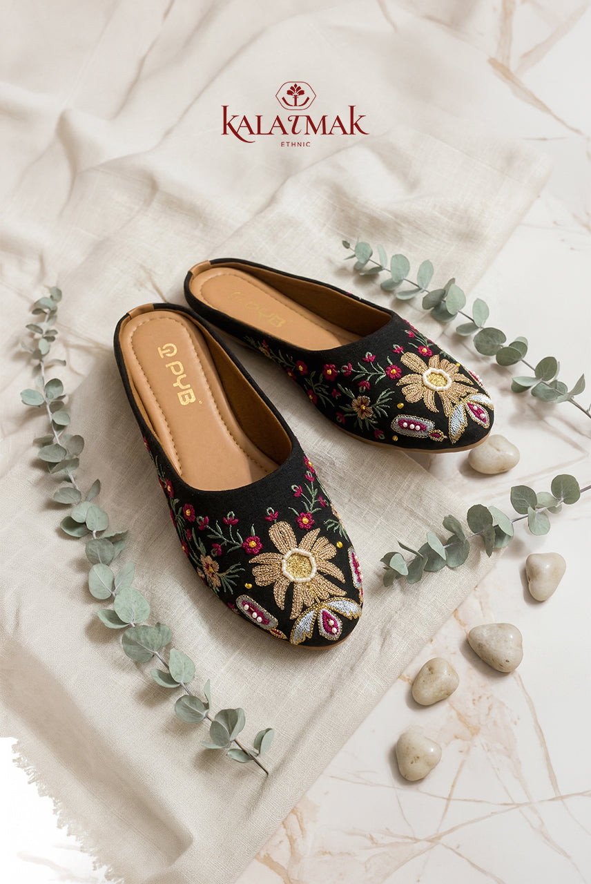 Black Luxe Embroidered Juttis